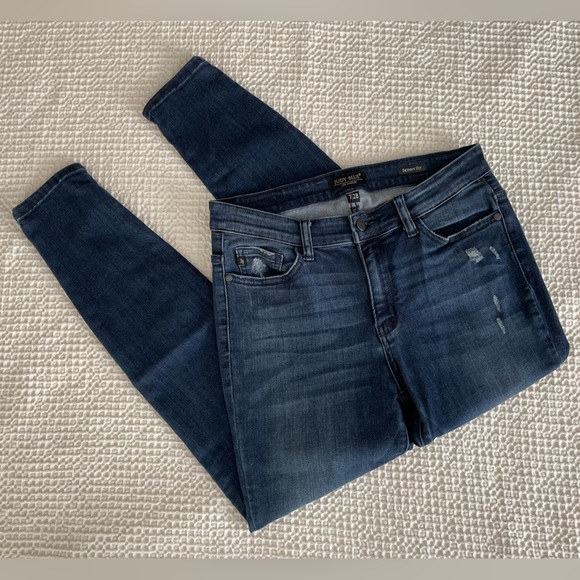 JUDY BLUE Skinny Fit Dark Wash Mid Rise Distressed Denim Jeans Size 7/28 - Picture 1 of 11